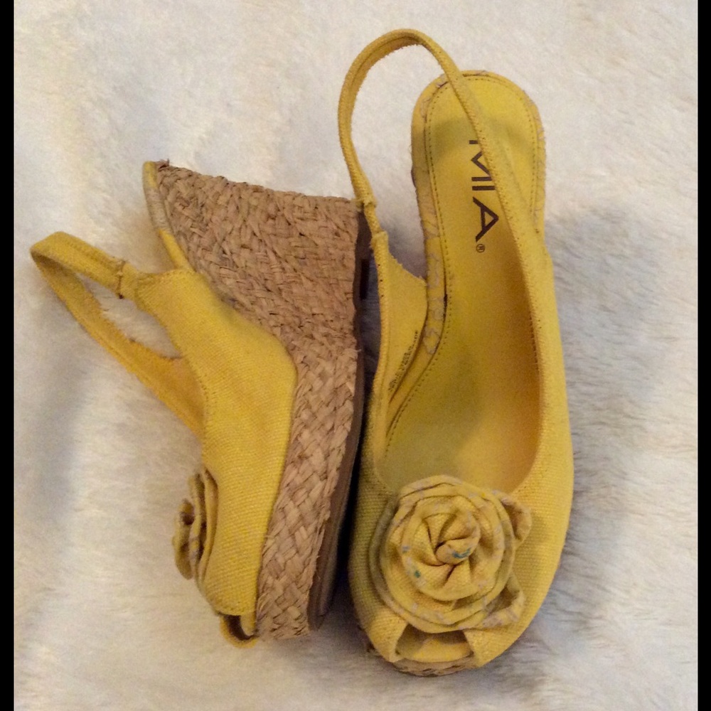 Yellow wedges by Mia